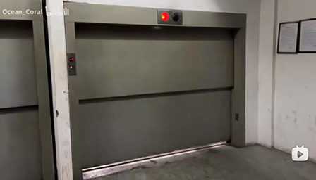 沒有轎門和轎頂的“斷頭臺”電梯，還是液壓的